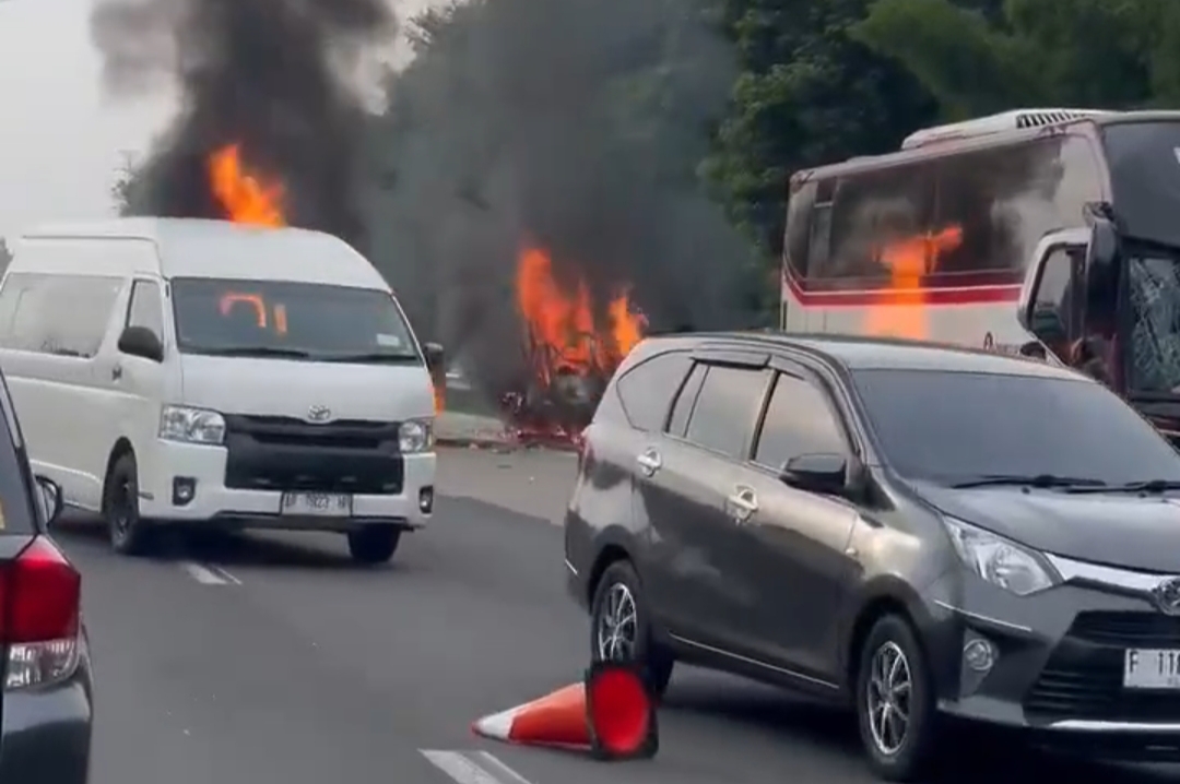 Kecelakaan Maut di Tol Cikampek, Semua Penumpang Gran Max dari Jakarta Tewas Terbakar 