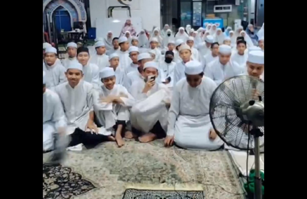 Kecoa Terbang Bikin Jemaah Salat Tarawih Berhamburan