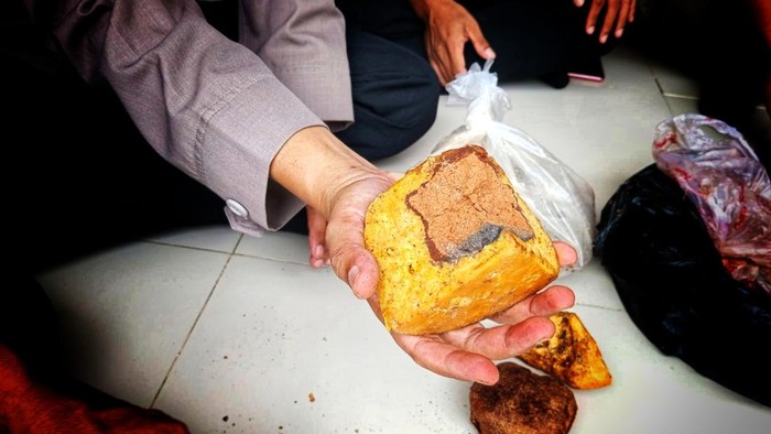 Kejahatan Manis: Oknum Penjual Gula Kelapa di Sukabumi Terciduk Mencampurkan Batu Bata Demi Keuntungan