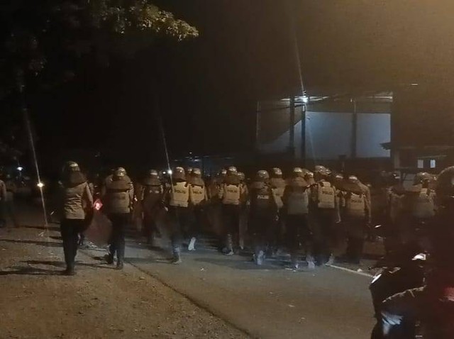 Kelompok Perguruan Silat Bentrok di Gresik: Brimob Bubarkan Pakai Gas Air Mata