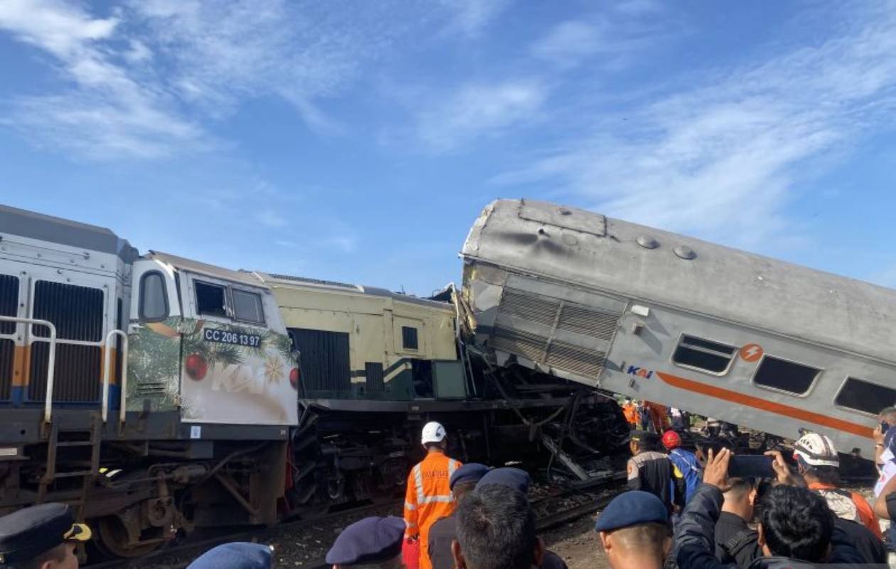 Kereta Api Bandung Raya Tabrakan dengan Kereta Api Turangga di Cicalengka