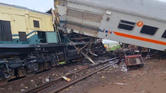 Kereta Api Bandung Raya Tabrakan dengan Kereta Api Turangga di Cicalengka