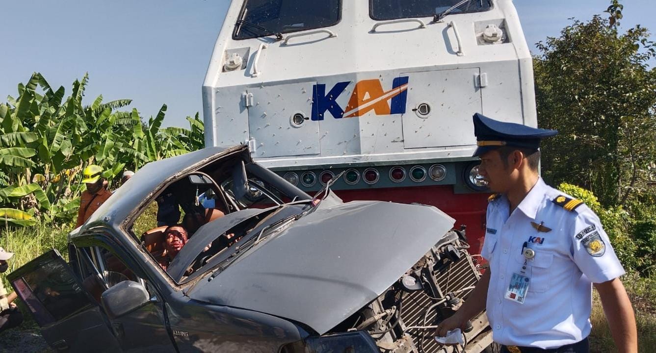 Kereta Api Pandalungan Tabrak Mobil di Pasuruan, 3 Orang Meninggal Dunia 