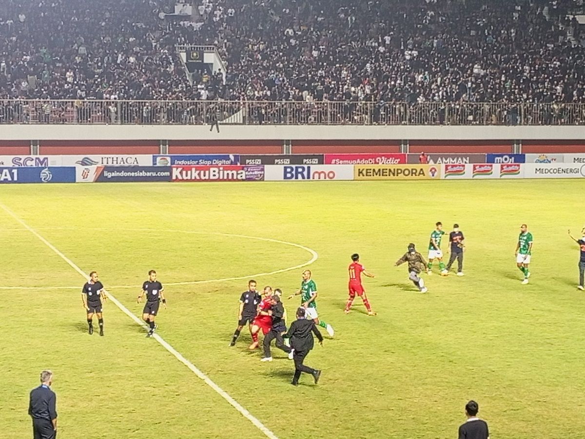 Kericuhan Pecah Usai Laga PSS vs Bali United, Bench Pemain Dirusak