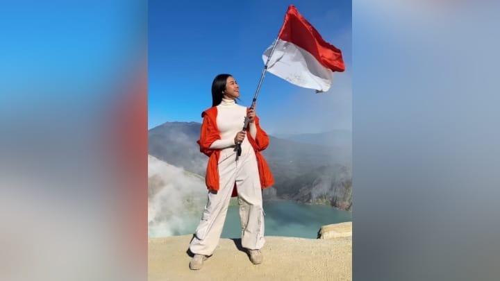 Kibarkan Bendera Merah Putih di Atas Gunung Yura Yunita Bicara Makna Kemerdekaan