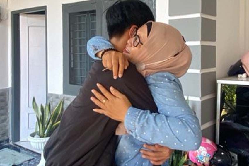 Kisah Haru Pria Muda Akhirnya Bisa Bertemu Ibu di Kampung Halaman, Beri Kejutan Mudik