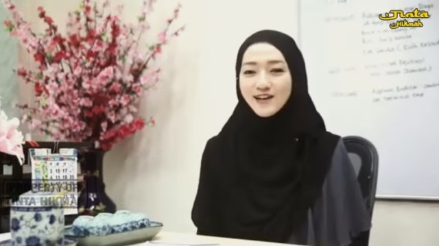 Kisah Mualaf Cantik Amira, Gadis Tionghoa yang Terkesima dengan Islam