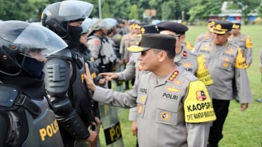 Komjen Fadil Cubit Pipi Brimob, Ingatkan Pentingnya Senyum saat Patroli