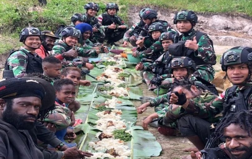 Kompak, TNI dan Warga Papua Rayakan Hari Natal dengan Makan Bersama di Lapangan Pakai Alas Daun