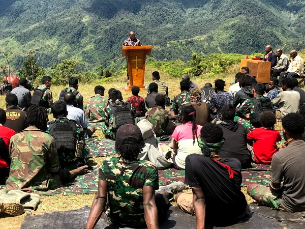 Kompak, TNI dan Warga Papua Rayakan Hari Natal dengan Makan Bersama di Lapangan Pakai Alas Daun