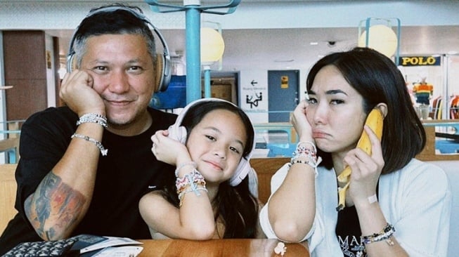 Kompaknya Gading dan Gisel Temani Gempi Nonton Konser Taylor Swift