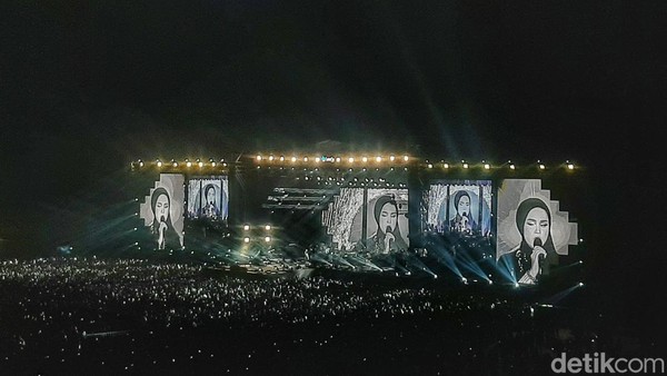 Konser Dewa 19, Ribuan Penonton Padati Stadion Jalak Harupat  