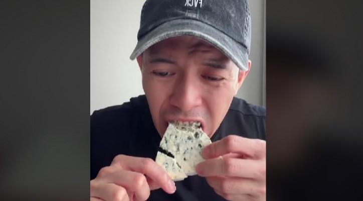 Konten Kreator Ini Muntah Usai Makan Blue Cheese atau Keju Busuk