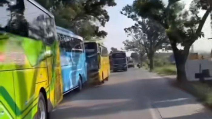 Konvoi Bus Study Tour Ngeblong Jalan Lalu Tabrakan Beruntun di Demak