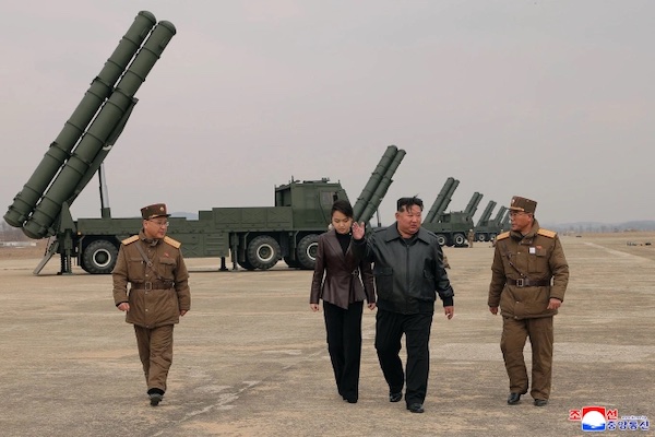 Korea Utara Uji Coba Artileri Roket 600 mm yang Disebut Mampu Membawa Hulu Ledak Nuklir
