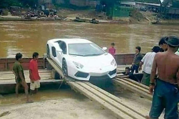 Lamborghini Aventador SVJ Sewaan Nyemplung ke Sungai di Swiss, Pengemudi Selamat