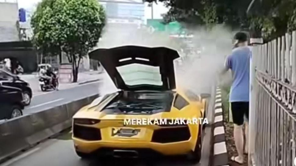 Lamborghini Terguling di Tol Malaysia, Sopir Tewas Terbakar