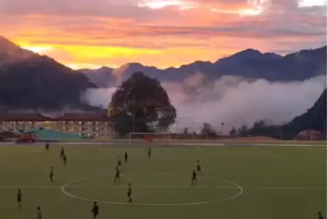 Lapangan Bola Dikelilingi Pemandangan Indah bak Negeri Dongeng, Ternyata Ada di Papua