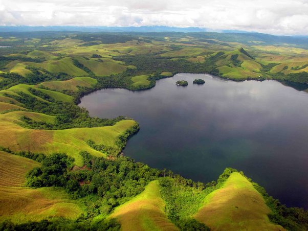 Lapangan Bola Dikelilingi Pemandangan Indah bak Negeri Dongeng, Ternyata Ada di Papua