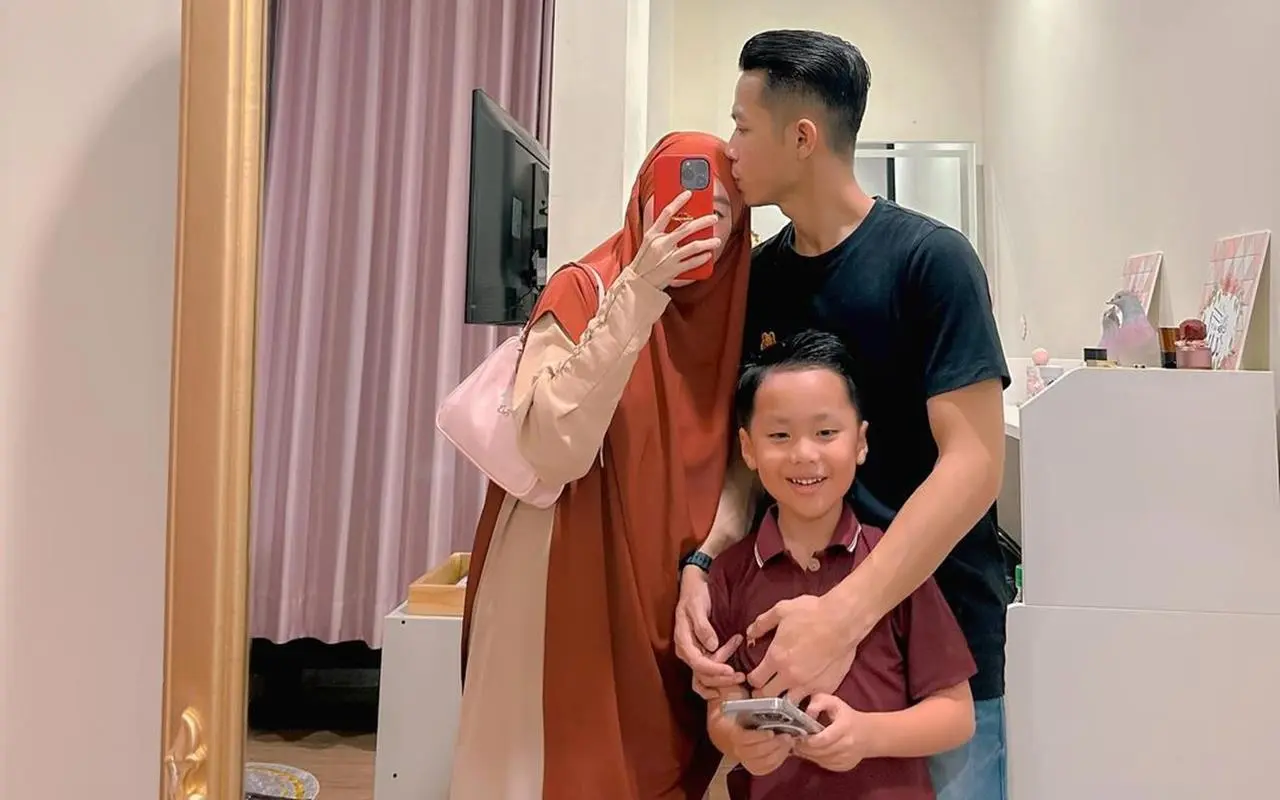 Larissa Chou Bersyukur Ada Ikram Rosadi yang Dampingi Putranya Disunat : Papa Baik Ada di Tengah Kami