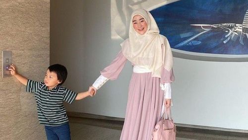 Larissa Chou Bersyukur Ada Ikram Rosadi yang Dampingi Putranya Disunat : Papa Baik Ada di Tengah Kami