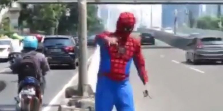 Latihan Jadi SpiderMan Aksi Kocak Pria Ini Malah Berujung Apes