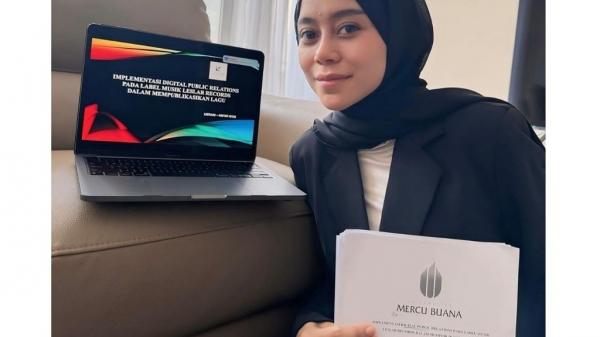 Lesti Kejora Jalani Sidang Seminar Proposal Usai Kuliahnya Sempat Tertunda