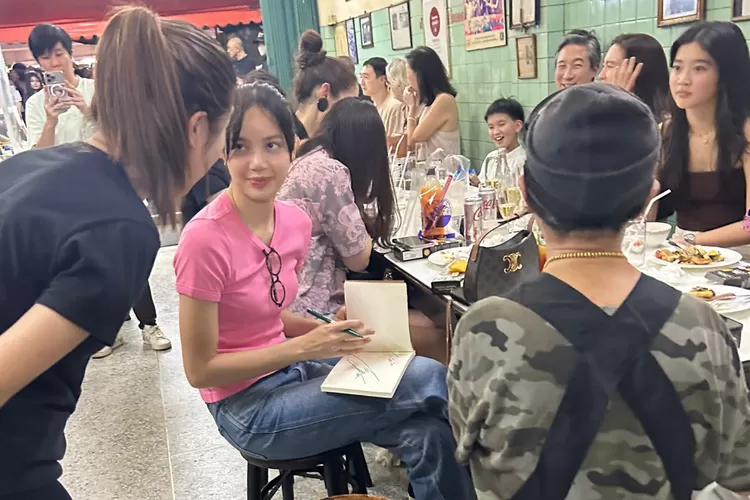 Lisa BLACKPINK Pulang ke Thailand, Kepergok Makan Bareng Pewaris Samsung