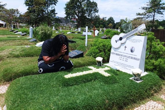 Makam Glenn Fredly Terbakar Akibat Ulah Peziarah Membawa Lilin 