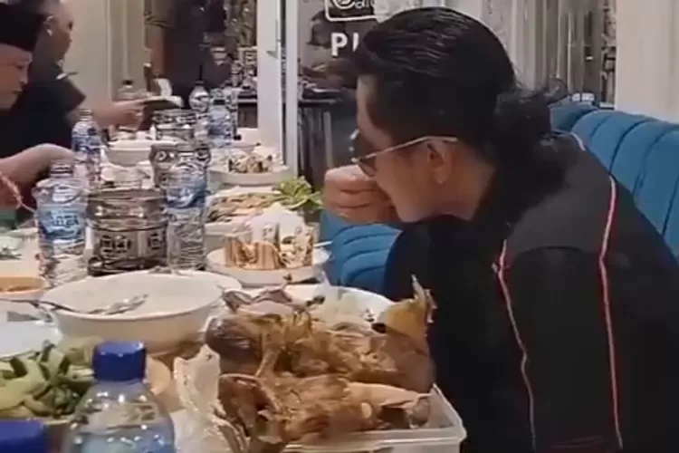 Makan Dengan Kaki Diangkat, Gus Miftah Dihujat Netizen