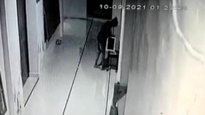 Maling Kotak Amal Sambil Main HP Terekam CCTV di Depok Polisi Selidiki