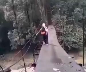 Maut Mengintai, Nenek Lintasi Jembatan Miring Ketinggian Lebih 20 Meter di Lebak