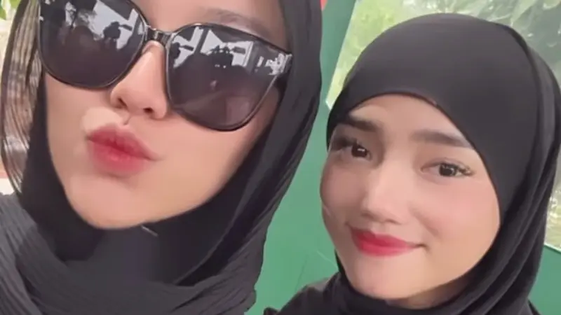 Mayang dan Fuji Selfie Usai Nyekar Makam Vanessa Angel, Doddy Sudrajat Sebut Gala Sky Penyambung Silaturahmi