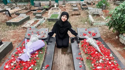 Mayang dan Fuji Selfie Usai Nyekar Makam Vanessa Angel, Doddy Sudrajat Sebut Gala Sky Penyambung Silaturahmi