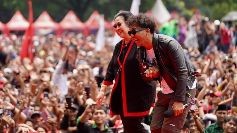 Megawati Joget Bareng Slank di Kampanye Ganjar Mahfud