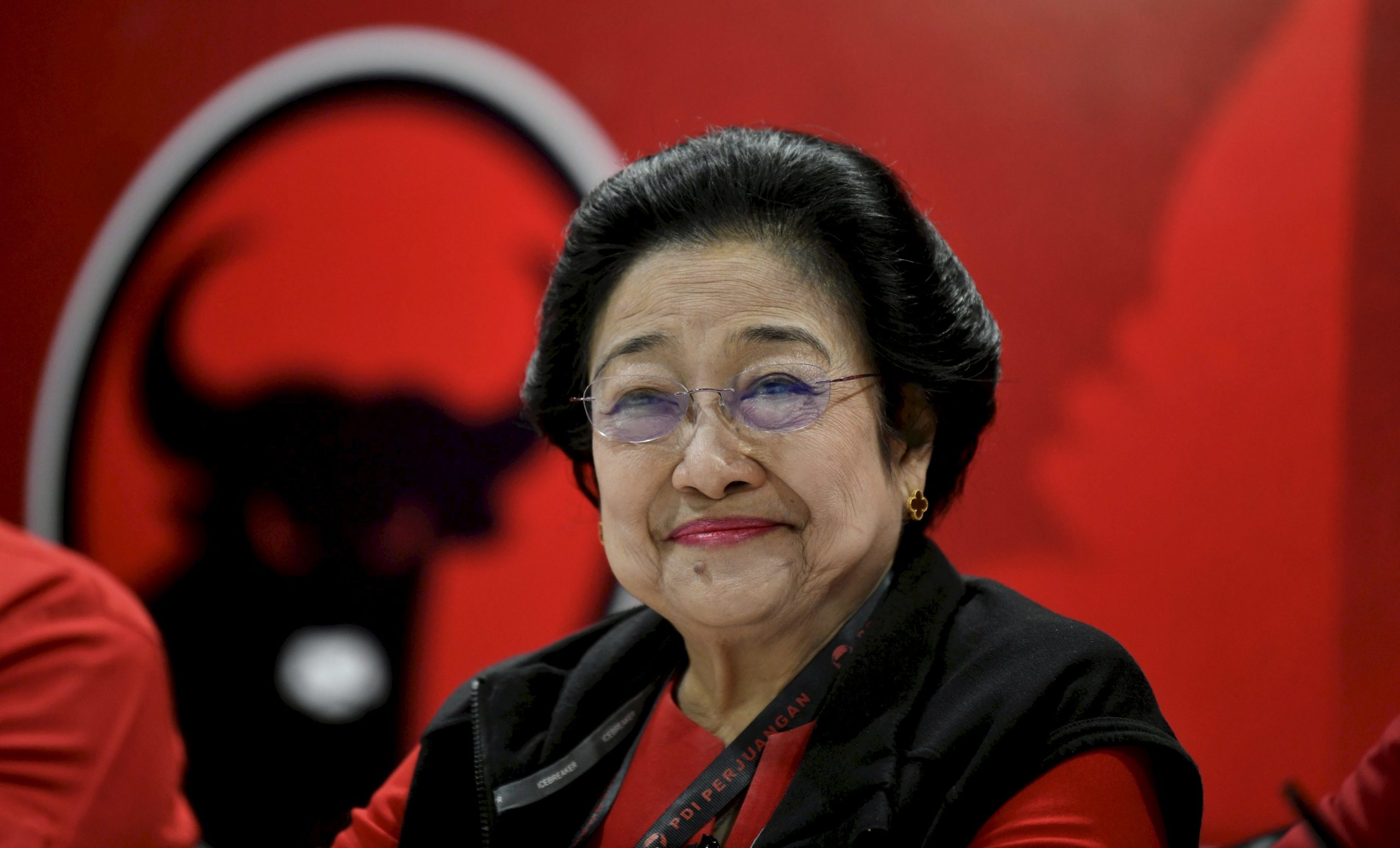 Megawati Soekarnoputri Ikut Sholawatan Sambil Pose Salam Metal