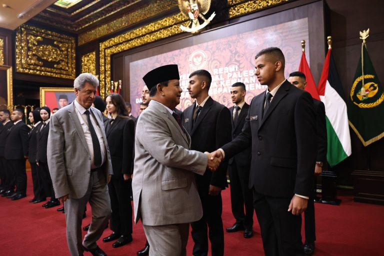 Menhan Prabowo Terima 22 Mahasiswa Palestina yang akan Kuliah dengan Beasiswa di Unhan RI