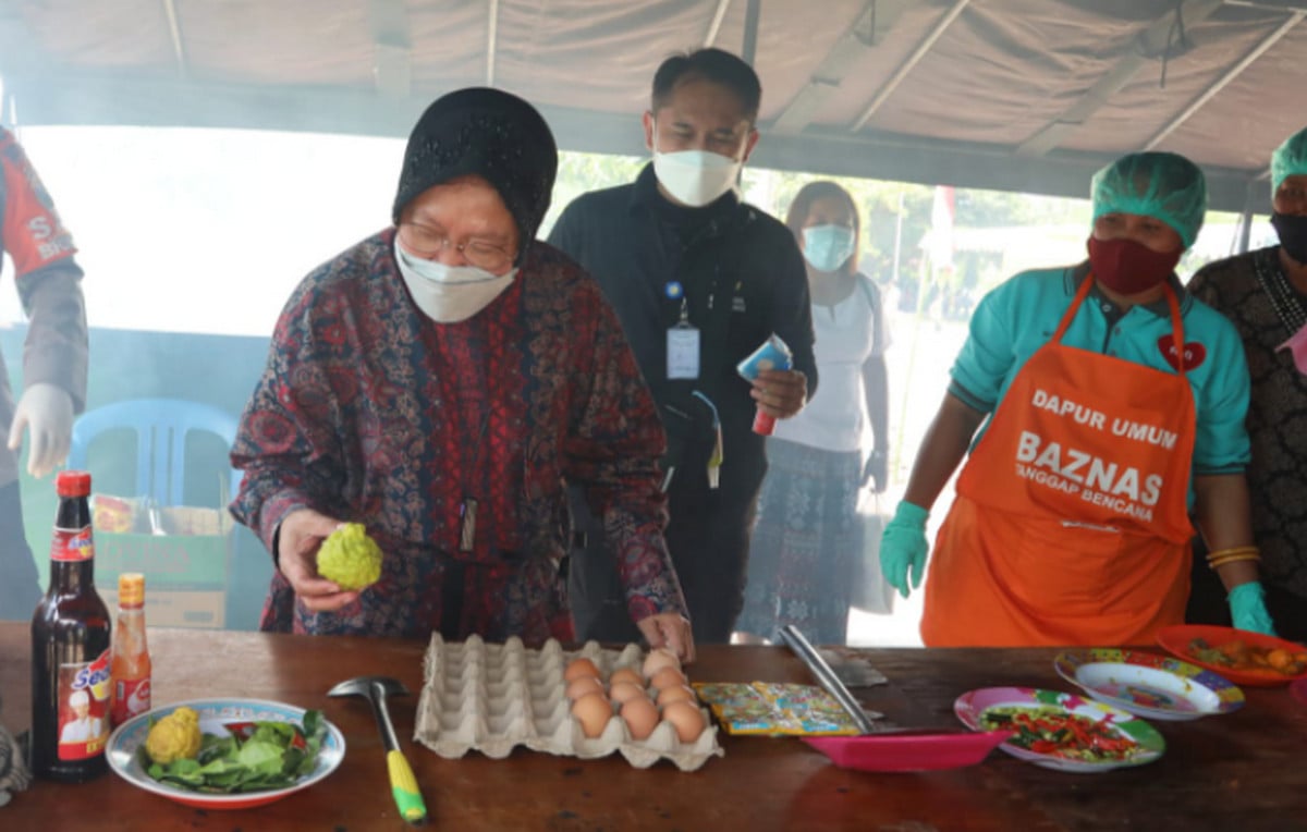 Mensos Risma Bantu Memasak di Dapur Pengungsian Bencana Banjir Sumbar