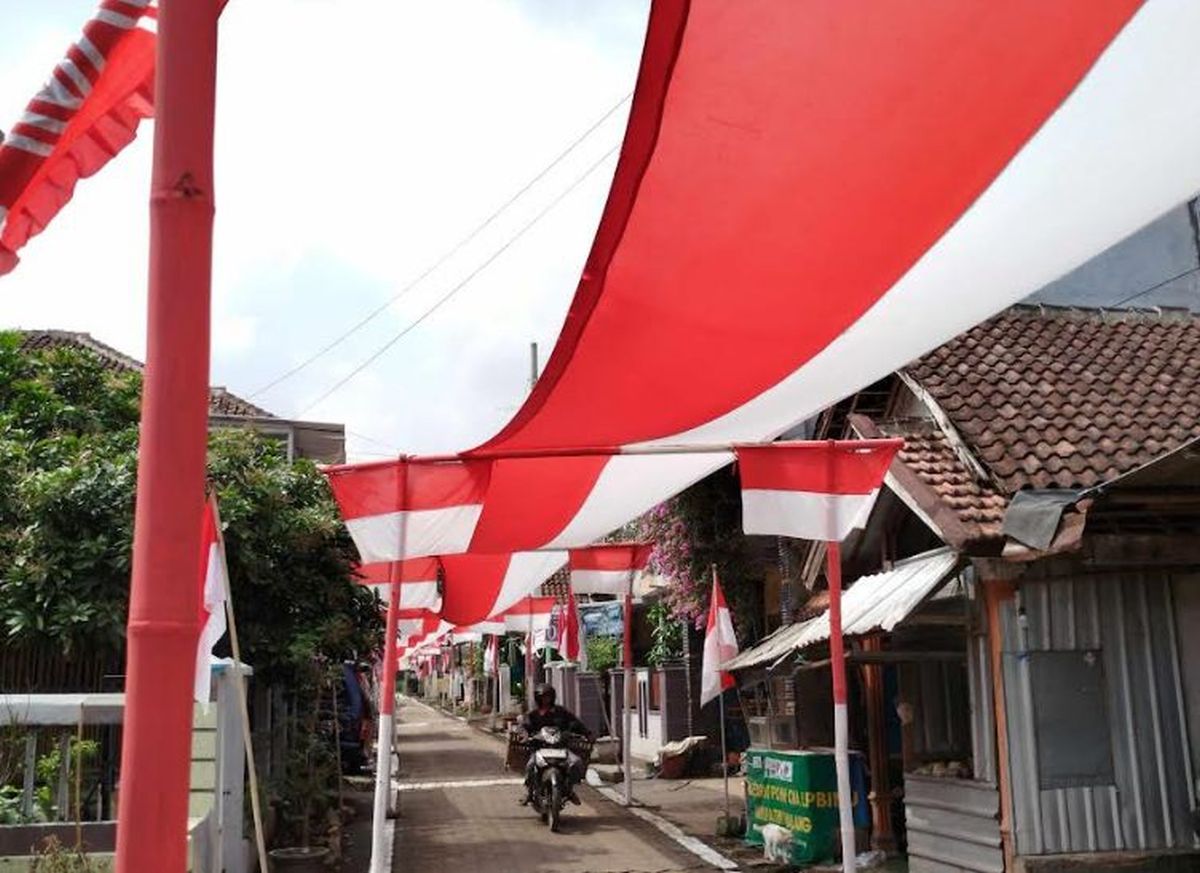 Meriah Bendera Merah Putih Raksasa Sepanjang 79 Meter Membentang di Jalanan Kota Malang