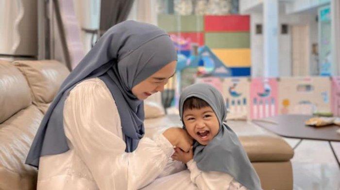 Moana Dijuluki Duta Nyungsep Karena Sering Jatuh, Teuku Ryan Khawatirkan Mentalnya