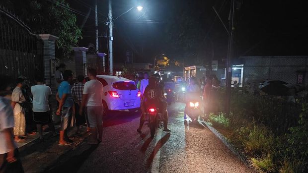 Mobil Brio Diduga Muat Rombongan LC Tabrak Pagar Rumah Warga Pamekasan