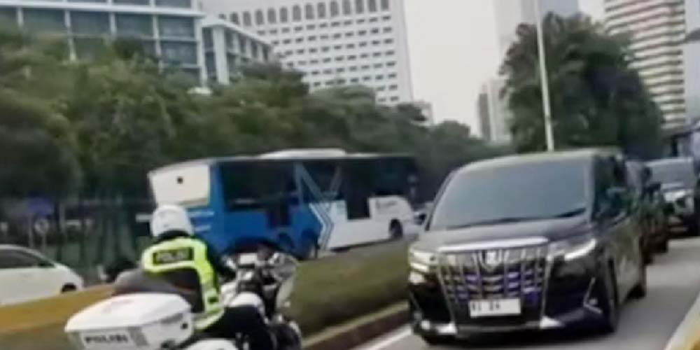 Mobil Dinas Kementerian Melintas di Jalur Busway dengan Kawalan Patwal di Thamrin