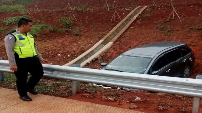 Mobil Terperosok ke Tol Limo Depok, Pengemudi Diduga Alami Kaku Seluruh Badan