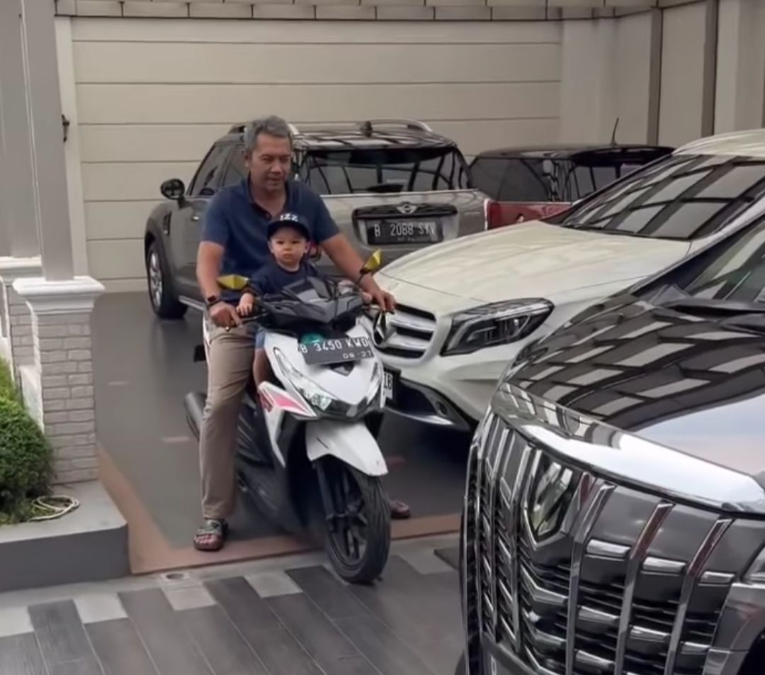 Momen Anak Nikita Willy Dibonceng Motor, Garasi Rumahnya Bikin Salfok Penuh Mobil Mahal