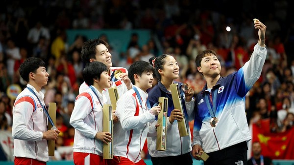 Momen Atlet Korsel dan Korut Selfie di Podium Olimpiade Paris 2024