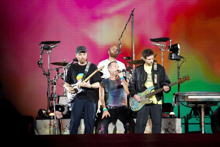 Momen Chris Martin Berpantun Pinjam Dulu Seratus di Konser Coldplay Jakarta