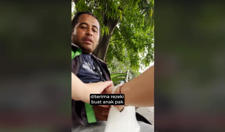 Momen Driver Ojol Diajak Makan Bareng, Tapi Langsung Ingat Anak Dirumah