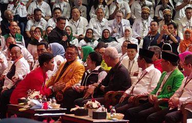 Momen Kaesang Bersimpuh dan Ngobrol dengan Megawati di KPU