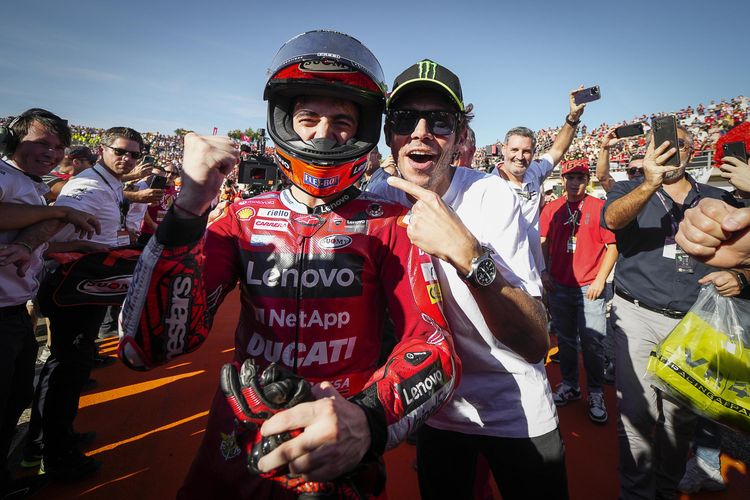 Momen Lucu Valentino Rossi Diabaikan Bagnaia yang Juara MotoGP Spanyol