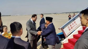 Momen Manis Prabowo Disambut Hangat Anak Kecil Saat Tiba di China, Warganet Jadi Terharu